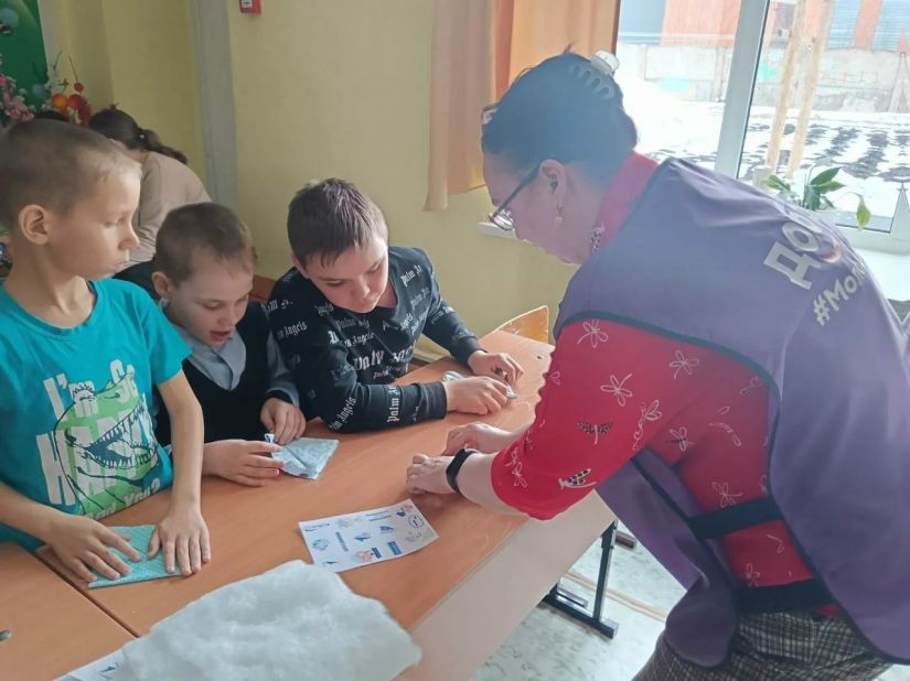 Смастерить &laquo;Птицу счастья&raquo; своими руками помогли детям &laquo;серебряные&raquo; волонтёры Тяжинского округа