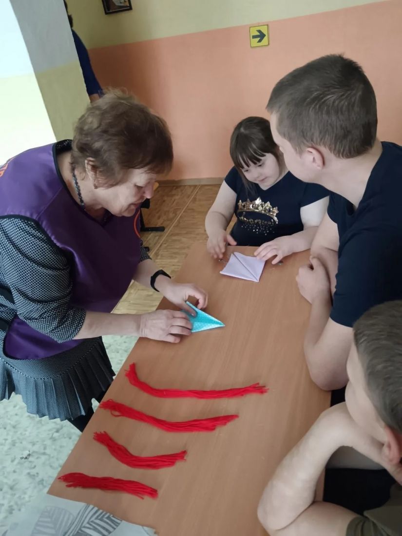 Смастерить &laquo;Птицу счастья&raquo; своими руками помогли детям &laquo;серебряные&raquo; волонтёры Тяжинского округа