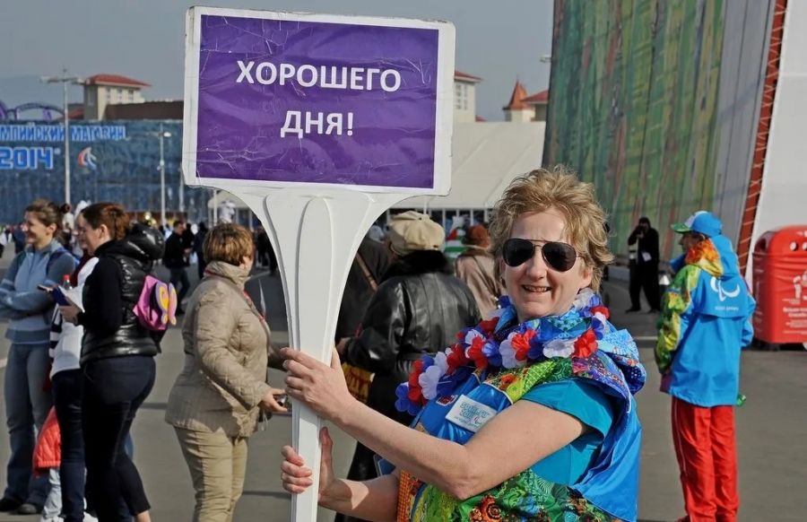 Фото 1 Волонтёр встречает гостей Олимпиады в Сочи, 2014 год
