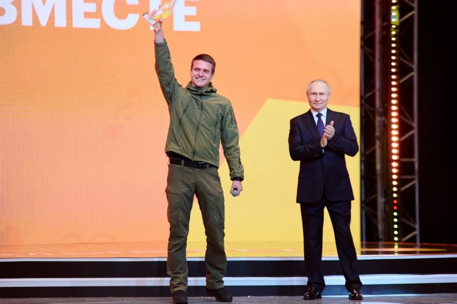 Фото 3 Президент России Владимир Путин вручает награду &laquo;Волонтёру года&raquo; на Международной Премии #МЫВМЕСТЕ в 2022 году