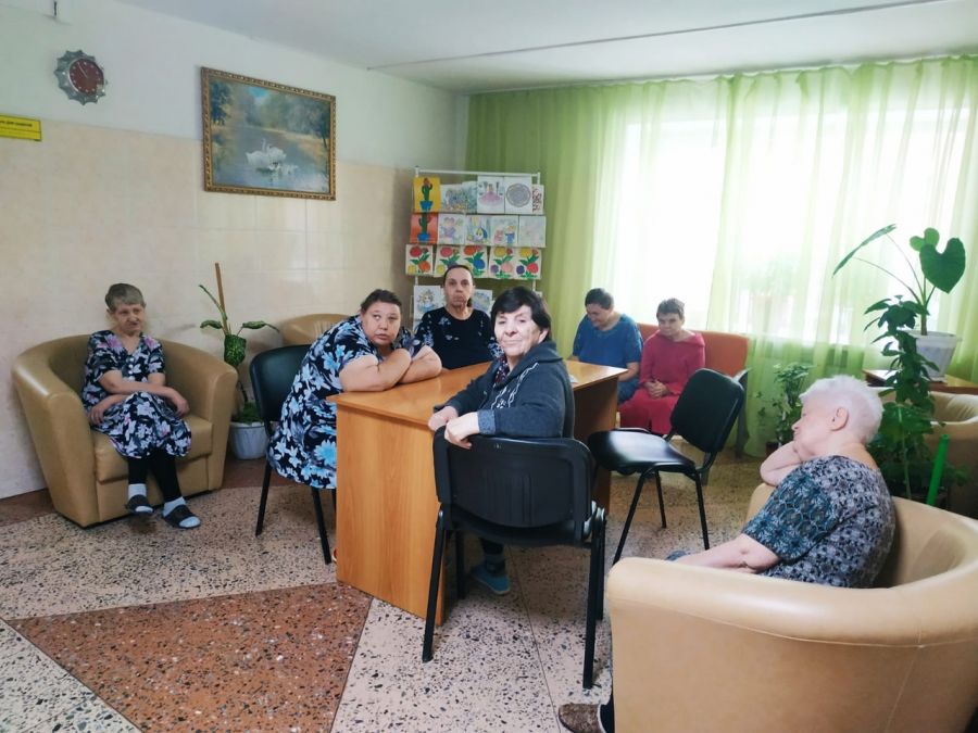 Сказочную радость дарят волонтёры пожилым людям в Белово
