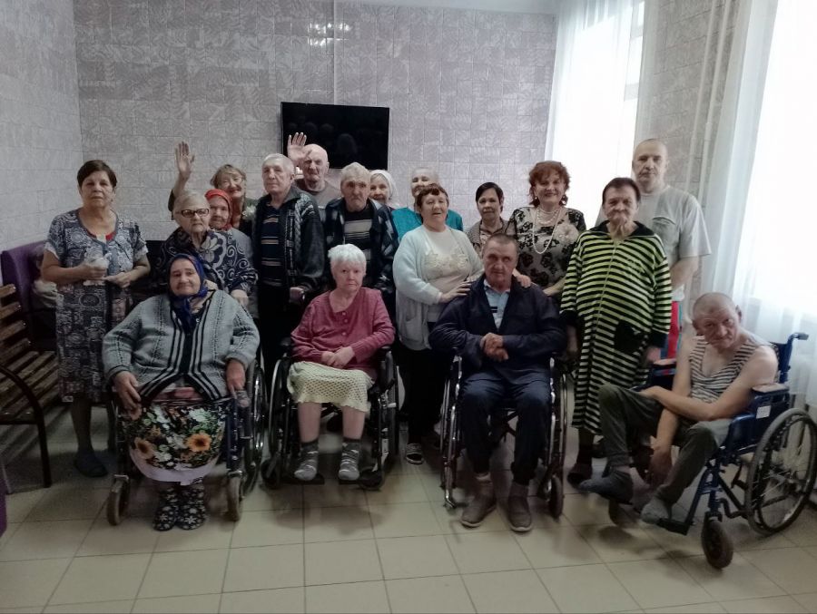 очередной визит Театра 60+ "Ностальгия" в пансионат по уходу за пожилыми людьми и инвалидами "ВероНика" г. Березовский