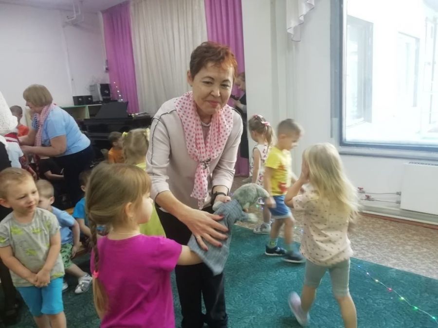 Кукольную сказку для ребятишек из детского сада показали &laquo;серебряные&raquo; волонтёры МБУ ЦСОН г. Ленинск-Кузнецкий
