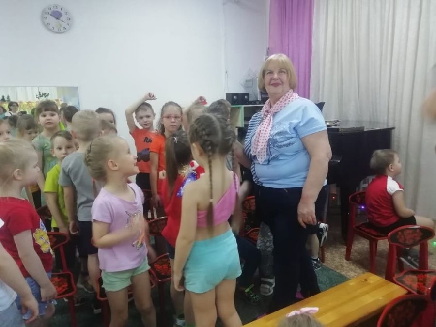 Кукольную сказку для ребятишек из детского сада показали &laquo;серебряные&raquo; волонтёры МБУ ЦСОН г. Ленинск-Кузнецкий