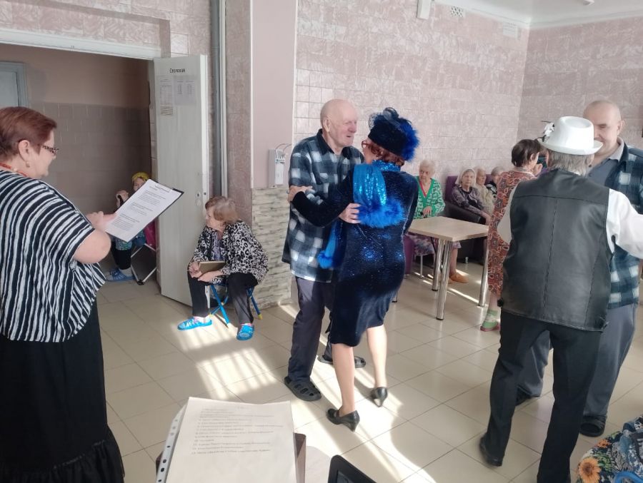 участники театра 60+ "Ностальгия" посетили пансионат по уходу за пожилыми и инвалидами "ВероНика" в г. Березовский