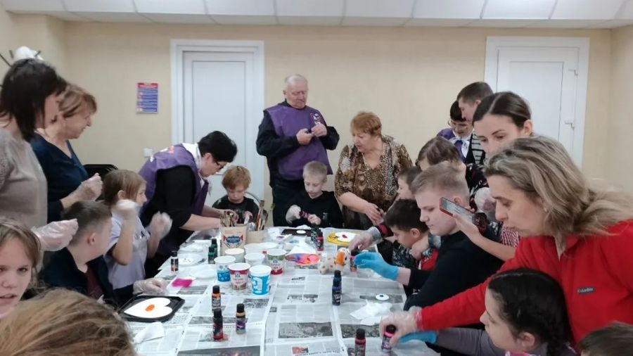 волонтёры из Кузбасса учат абстрактной живописи &laquo;особенных&raquo; детей