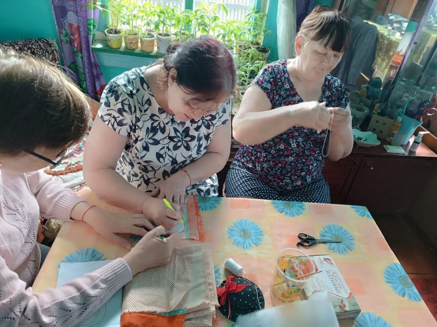 &laquo;Совушку&raquo; своими руками научили делать &laquo;серебряные&raquo; волонтеры из Тяжина