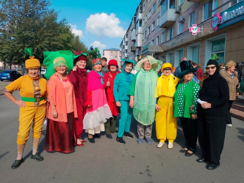 Волонтеры театра 60 + &laquo;Ностальгия&raquo; на выставке ветеранов