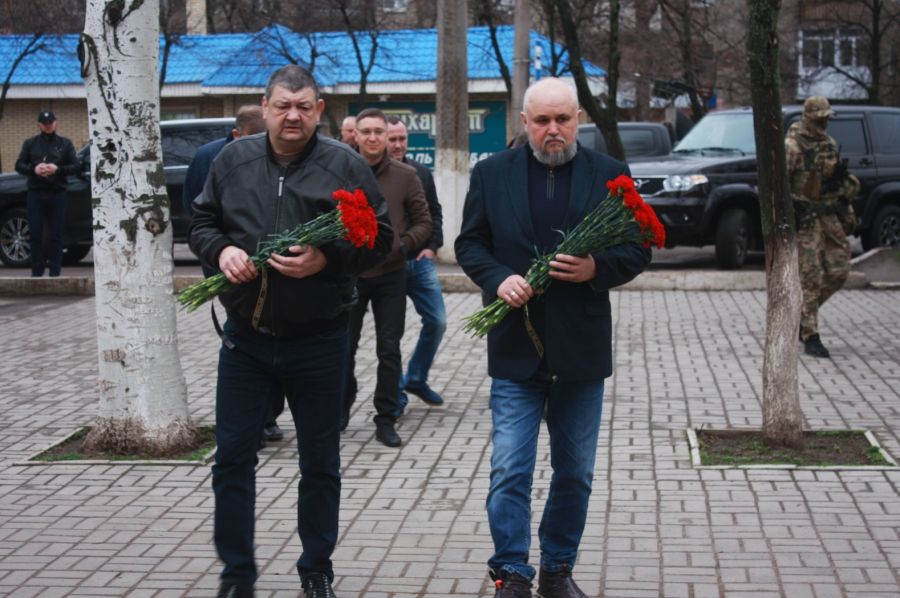 Затем Сергей Цивилев и Иван Приходько возложили цветы к подножию Мемориала погибшим мирным жителям города Горловка
