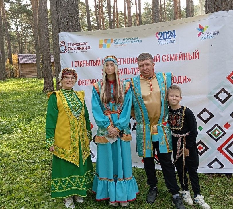 Волонтёры отряда &laquo;Руки добра&raquo; на этно-культурном фестивале