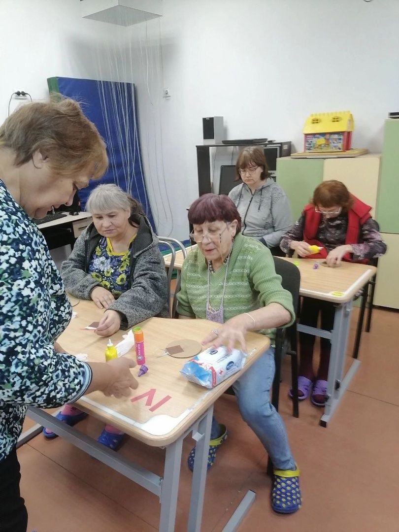 Мастерили, общались, пели песни &laquo;серебряные&raquo; волонтеры Новокузнецка со своими подопечными