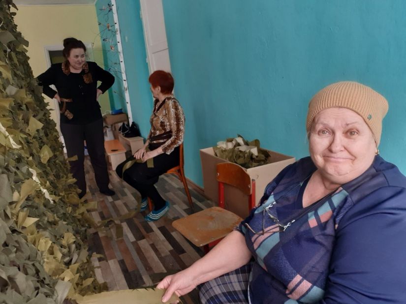 Каждый день &ndash; с песнями, молитвами, для защиты ребят плетут сети волонтёры