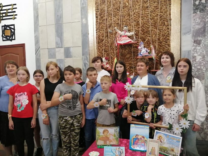 &laquo;Браслет из ромашки&raquo; научили делать &laquo;серебряные&raquo; волонтёры Новокузнецка